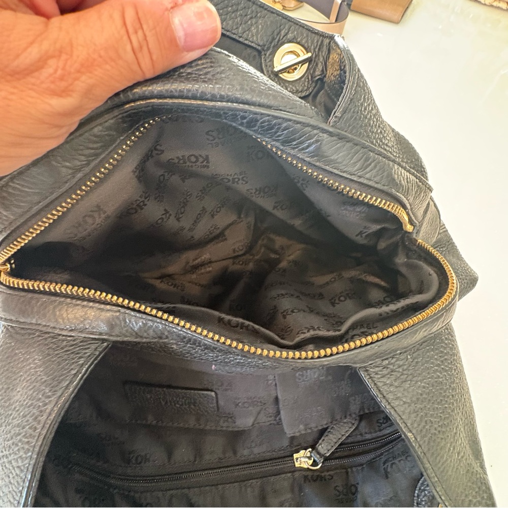 Michael Kors Jet Set Pebbled Leather
Shoulder Bag - Picture 11 of 14